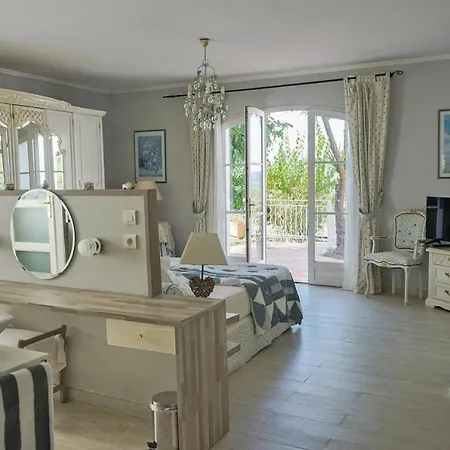 Located In A Quiet And Secure Subdivision Near The Beaches Of Cala Rossa Сasa de vacaciones
