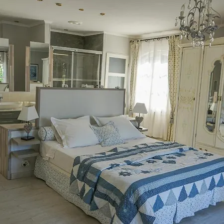 Located In A Quiet And Secure Subdivision Near The Beaches Of Cala Rossa Сasa de vacaciones