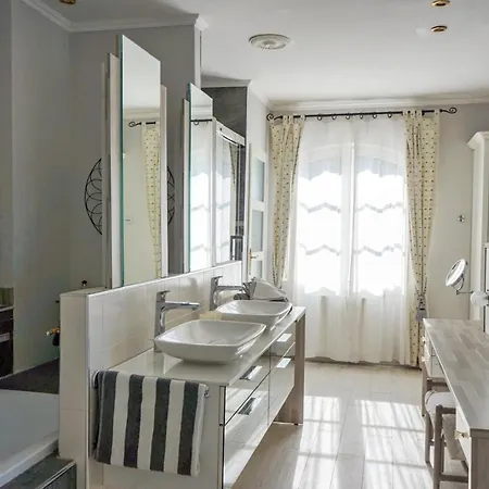 Located In A Quiet And Secure Subdivision Near The Beaches Of Cala Rossa Сasa de vacaciones Porto Vecchio